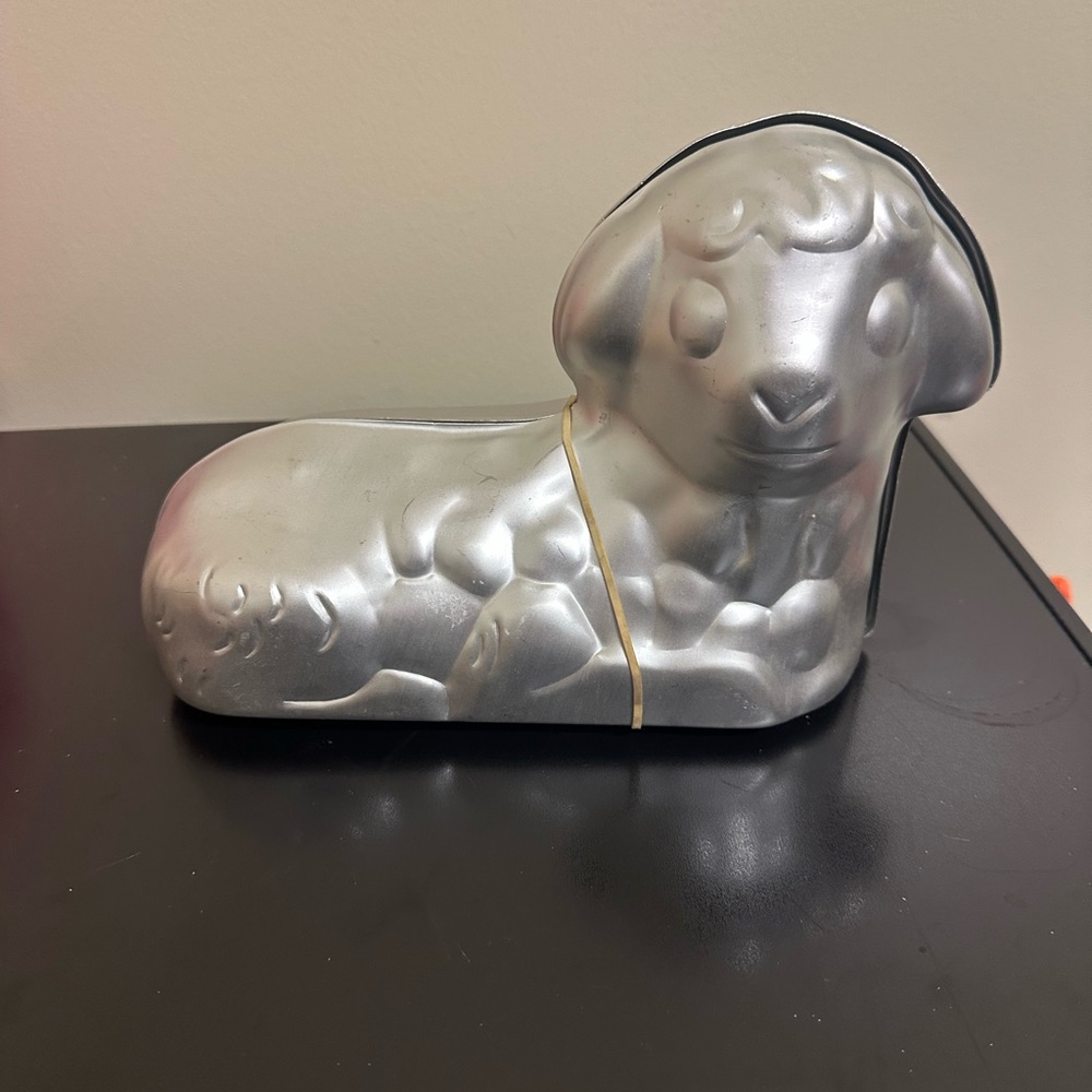 Vintage Wilson sheep/lamb cake mold